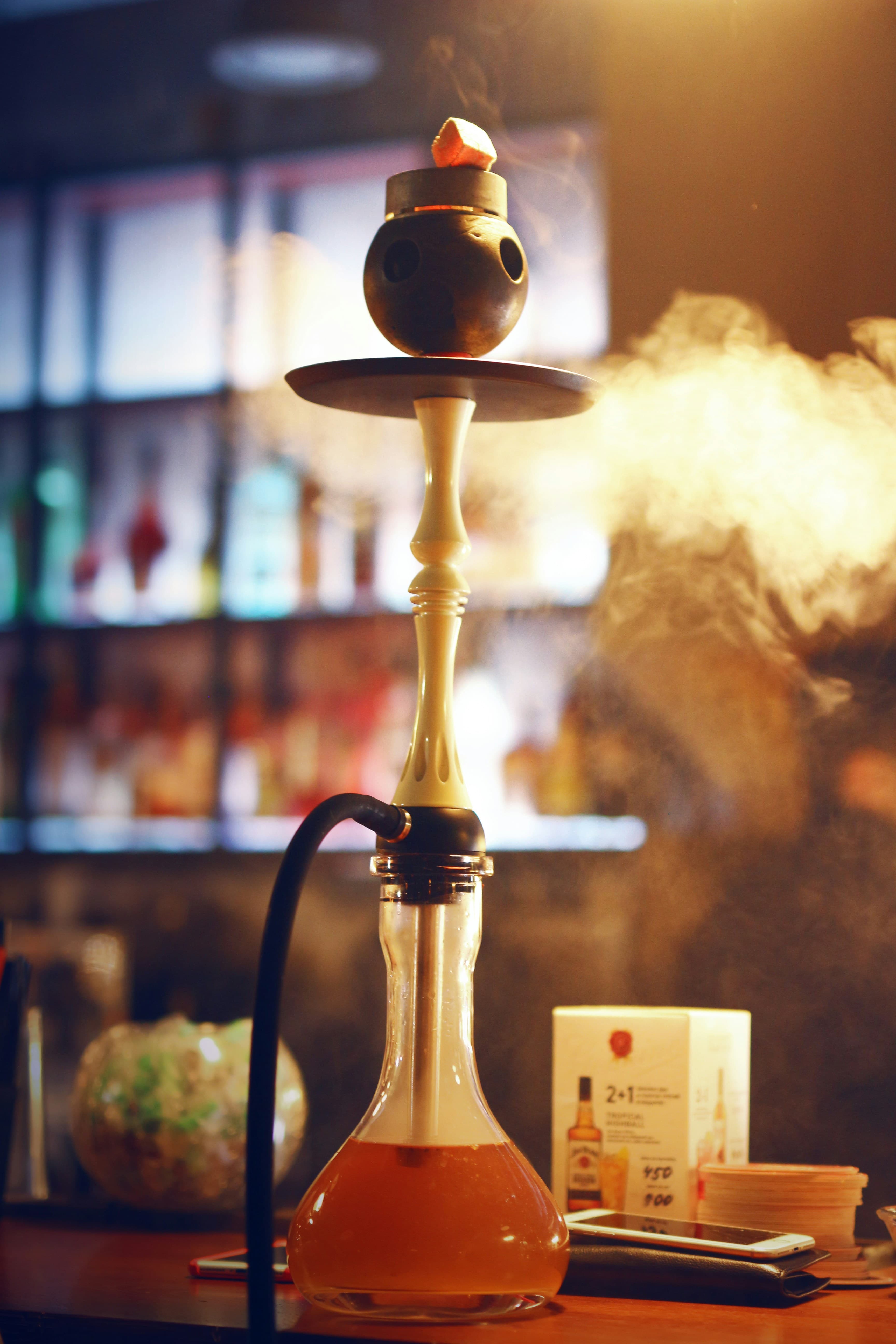 Shisha mit aufsteigendem Rauch auf einem Tisch