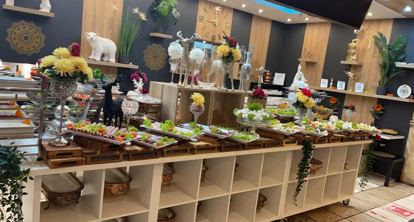 Kalte Buffet-Auslage mit Wurst, Käse, Salaten und Blumendekoration