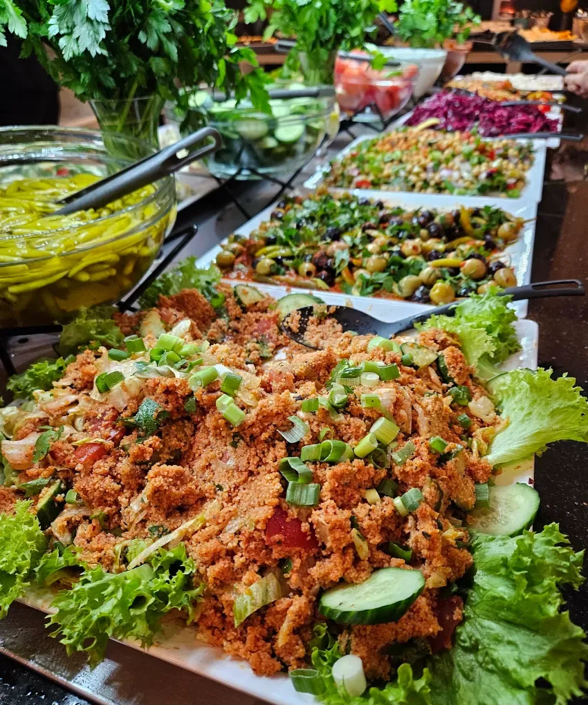 Bulgur-Spezialität mit Frühlingszwiebeln und Gurke am Buffet