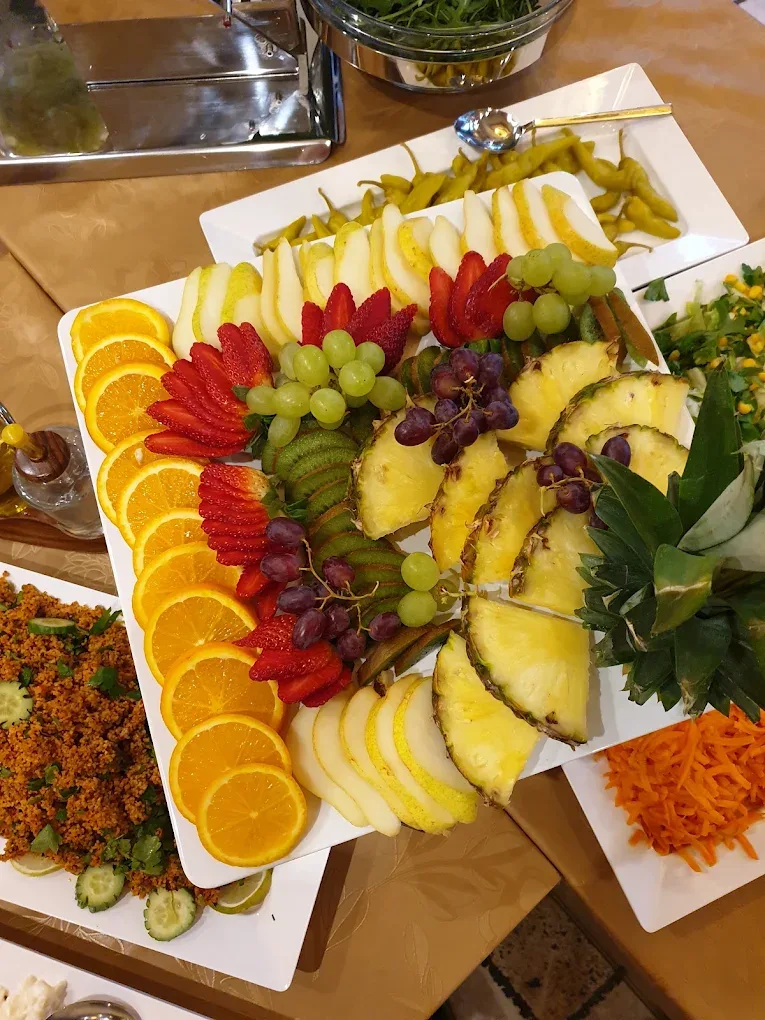 Platte mit Orangen, Erdbeeren, Trauben, Kiwi und Ananas