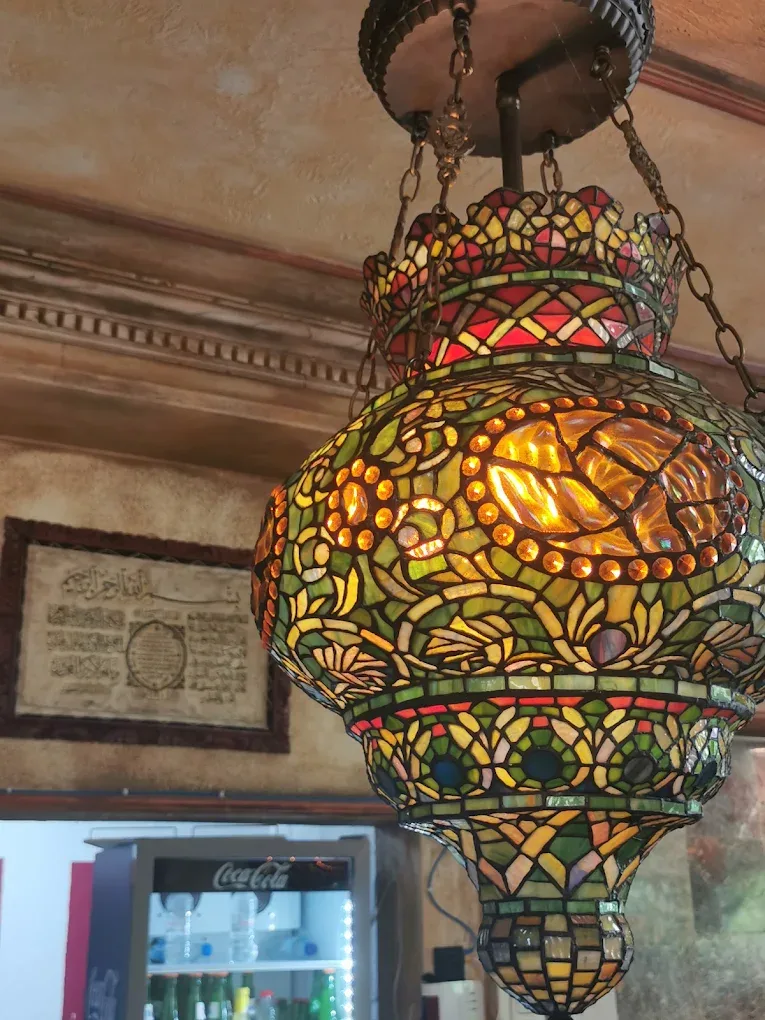 Leuchtende Glasmosaik-Lampe im Gastraum
