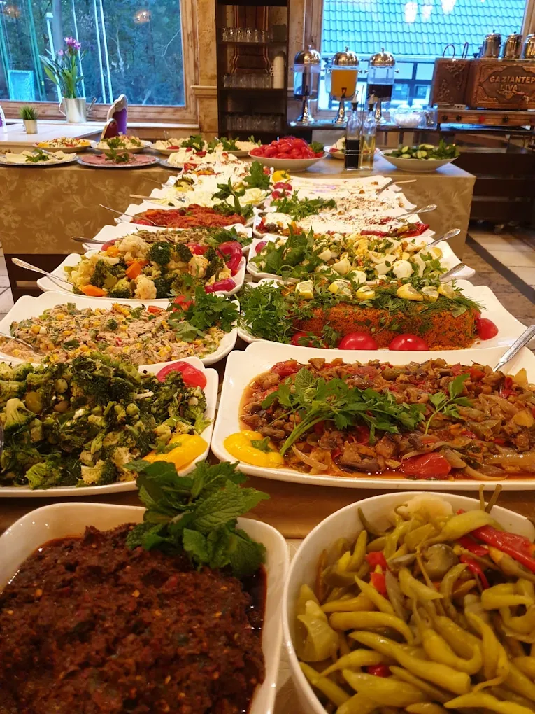 Mezze und Salate am Buffet, vorne Bulgursalat